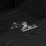 vidaXL TV stolík Čierna Dub 150x30x44,5 cm Zložené drevo – Obrázok 10