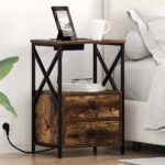 vidaXL Nočný stolík s nabíjacou stanicou so zásuvkou 2 pcs Tmavý dub