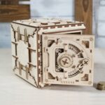 Hračka Ugears 3D drevené mechanické puzzle Trezor – Obrázok 3