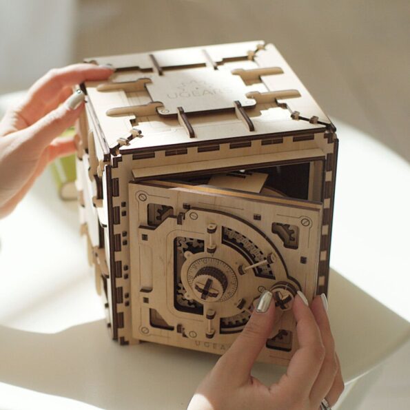 Hračka Ugears 3D drevené mechanické puzzle Trezor – Obrázok 9