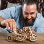 Hračka Ugears 3D drevené mechanické puzzle UGR-10 Motorka (scrambler) s vozíkom – Obrázok 10