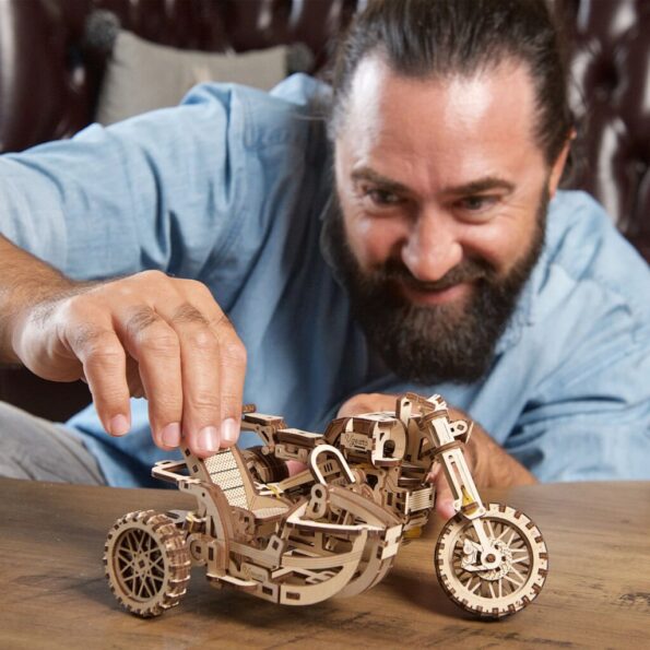 Hračka Ugears 3D drevené mechanické puzzle UGR-10 Motorka (scrambler) s vozíkom – Obrázok 10