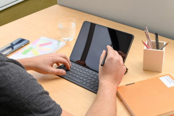 Stylus FIXED Graphite dotykové pero pre iPady s chytrým hrotom a magnetmi, čierny – Obrázok 7