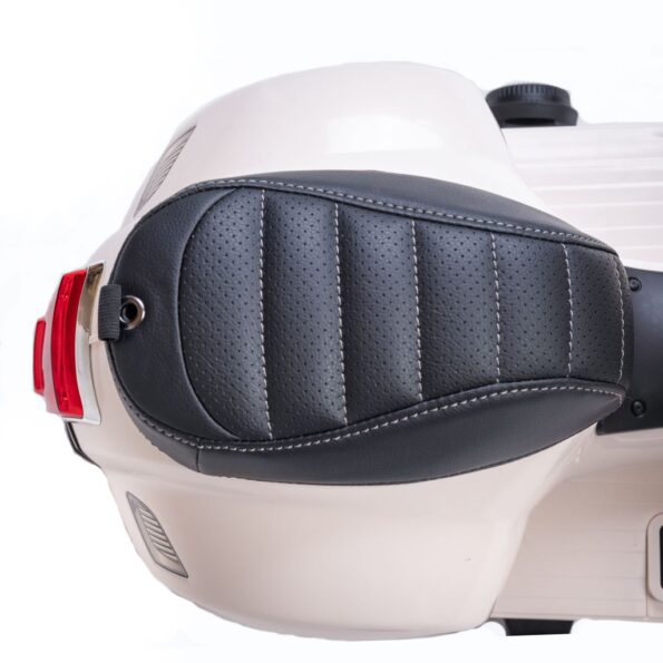 Detská elektrická motorka Baby Mix Vespa biela – Obrázok 3
