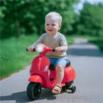 Detská elektrická motorka Baby Mix Vespa červená – Obrázok 8