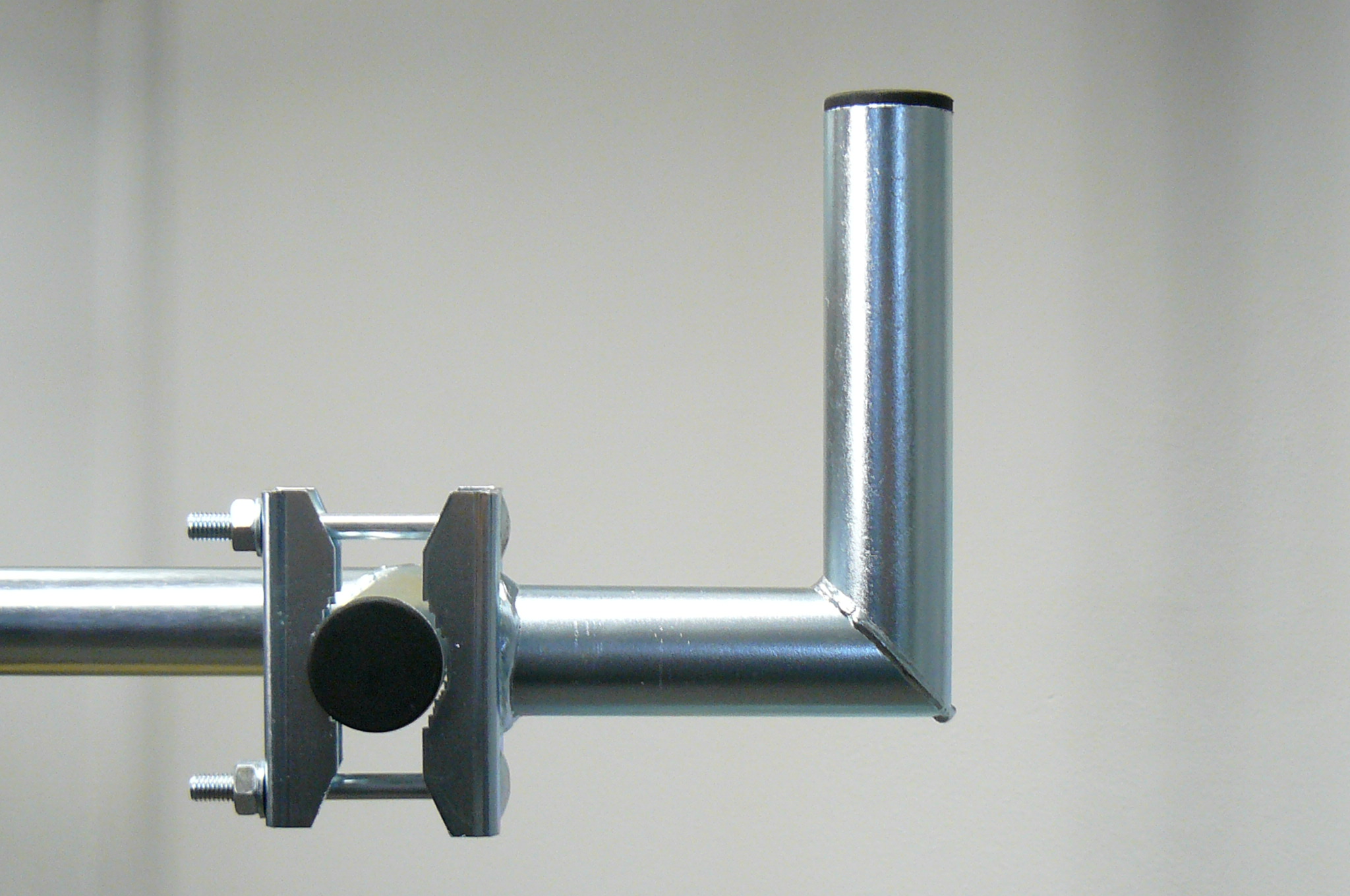Drziak-anten-1520cm-k-uchyceni-na-balkon Držiak antén 15/20cm, k uchycení na balkon – Obrázok 1