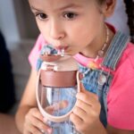 Školská fľaša so slamkou Akuku 480 ml, mocha – Obrázok 9