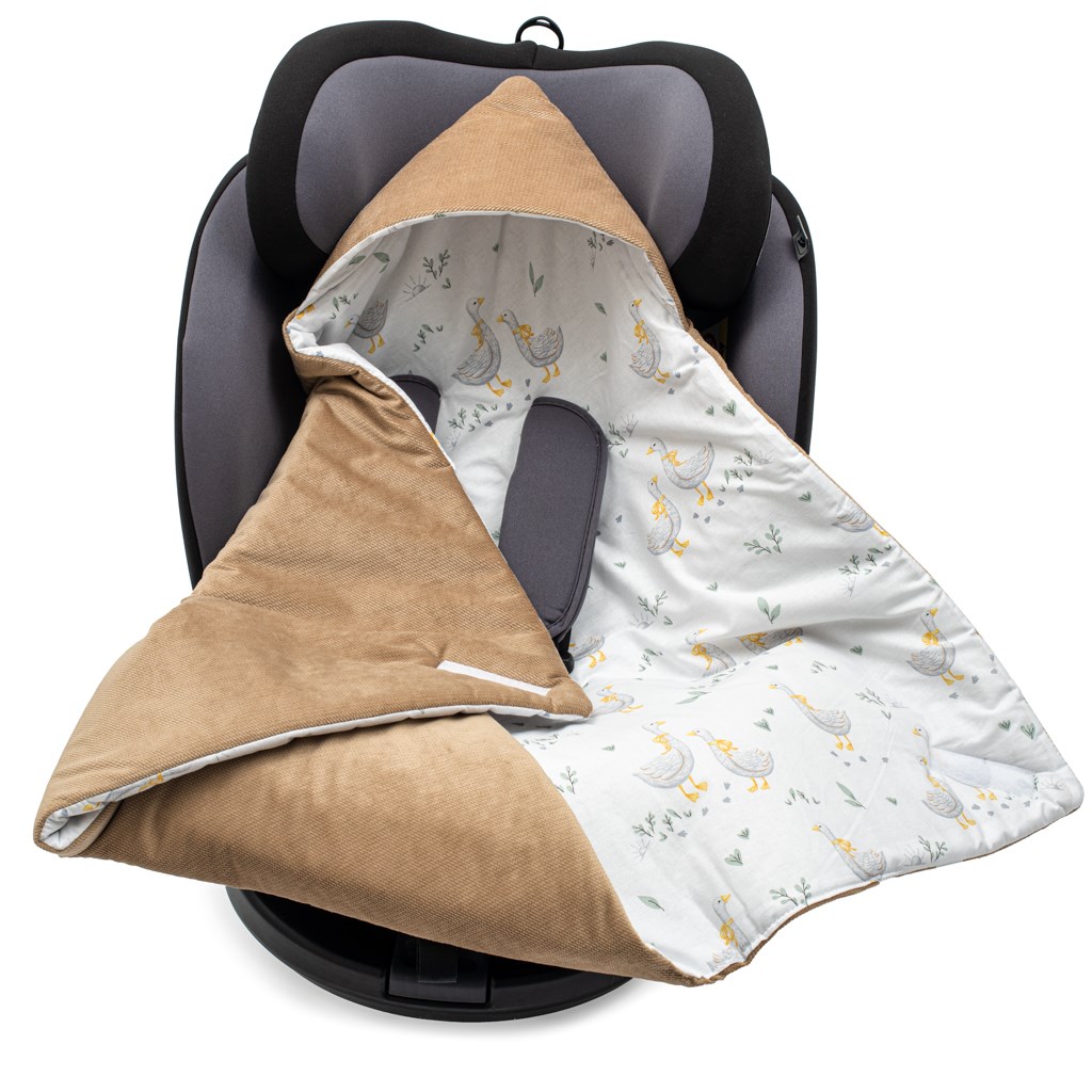 Zateplena-zavinovacka-do-autosedacky-New-Baby-brown Zateplená zavinovačka do autosedačky New Baby brown – Obrázok 1